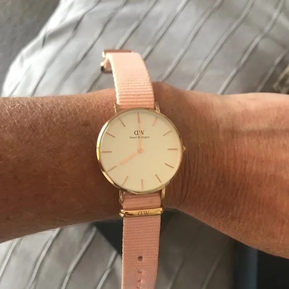 Daniel Wellington Rose Gold and White Watch 28mm - Picture 3 of 6